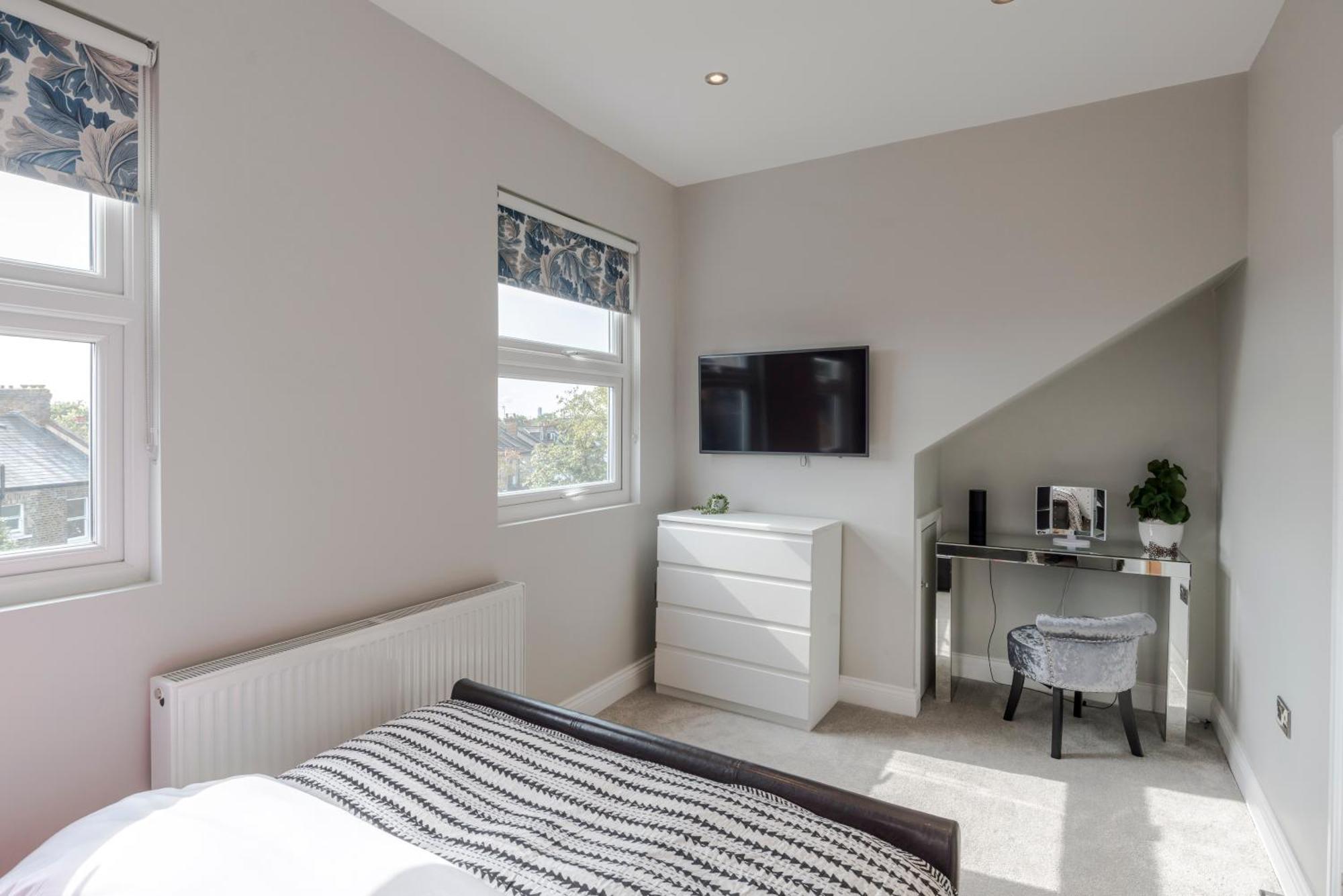 Stunning 3 Bed Duplex Apartment In The Heart Of West Hampstead London Bagian luar foto